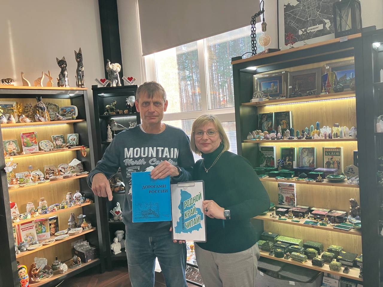 Семенов М.Г. и директор библиотеки Абубакирова М