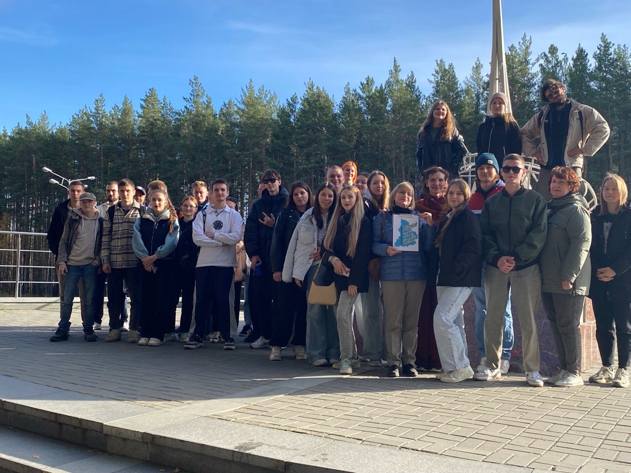 Участники акции у стеллы Европа Азия